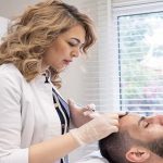دکتر پوست و مو برای ریزش مو در اصفهان چه بررسی‌هایی انجام می‌دهد؟