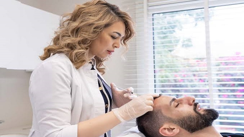 دکتر پوست و مو برای ریزش مو در اصفهان چه بررسی‌هایی انجام می‌دهد؟